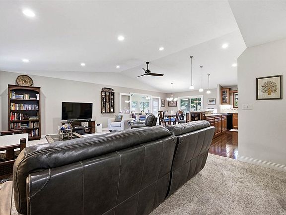 5th image of 65 Turner Cir