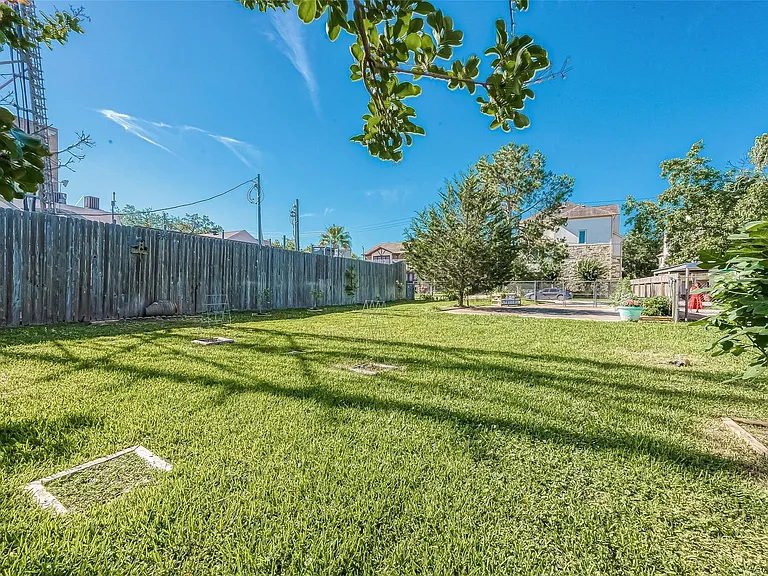 3426 Bradford St — Photo 42