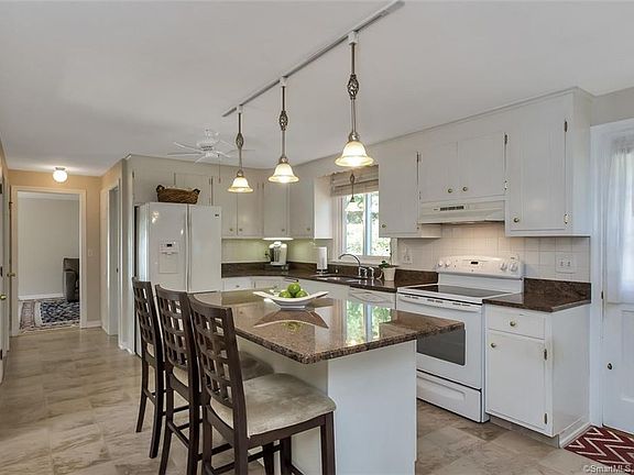 3rd image of 6 Hollister Dr