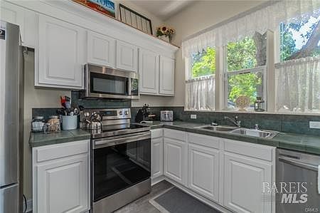 4th image of 275 Armstrong Street