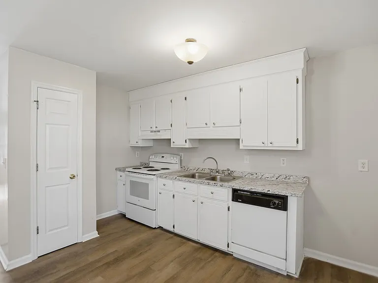 4044 Cedars Pkwy #B — Photo 2