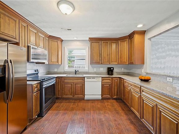 5th image of 916 Hatton St
