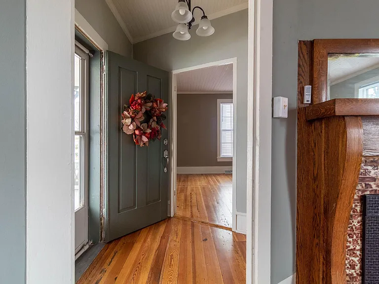 625 S Poplar St — Photo 4