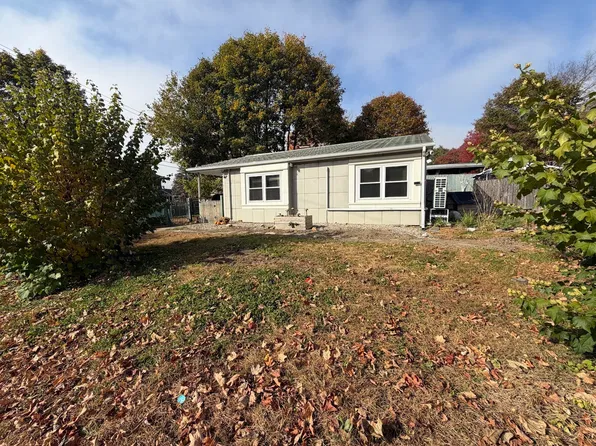 4 North St, Greenfield, MA 01301
