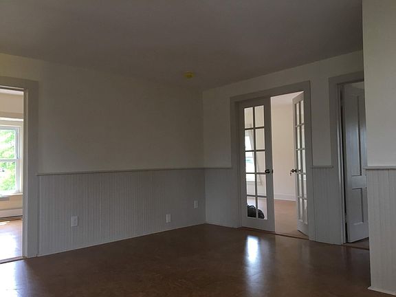 Central room connecting 3 bedrooms, kitchen, bathroom