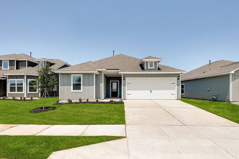 4 bed, 2.0 bath, 1724 sqft, $2,330 — Photo 1