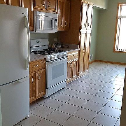 Kitchen. Extra cabinets.