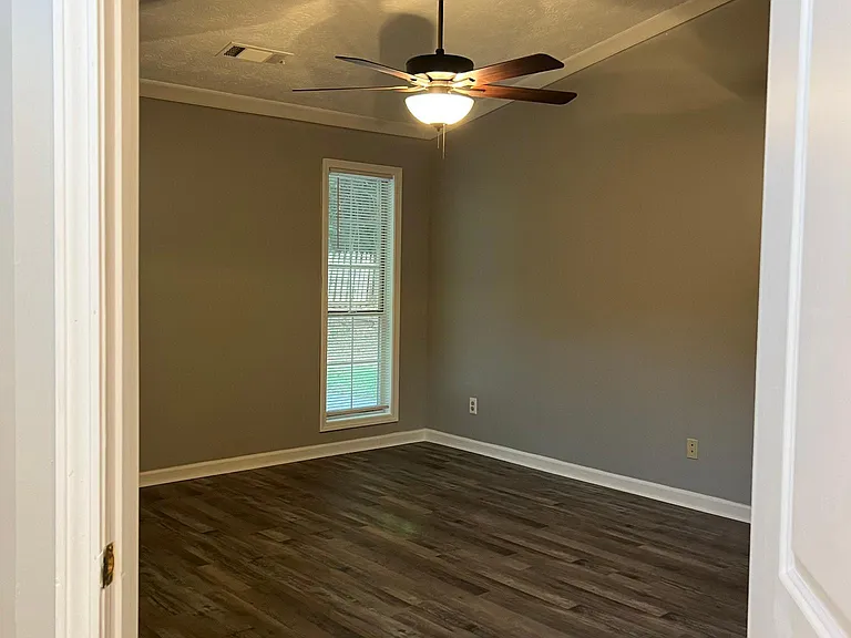 695 Paris Dr — Photo 3
