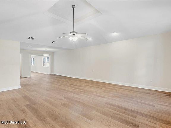5th image of 2077 Lakeshore Dr