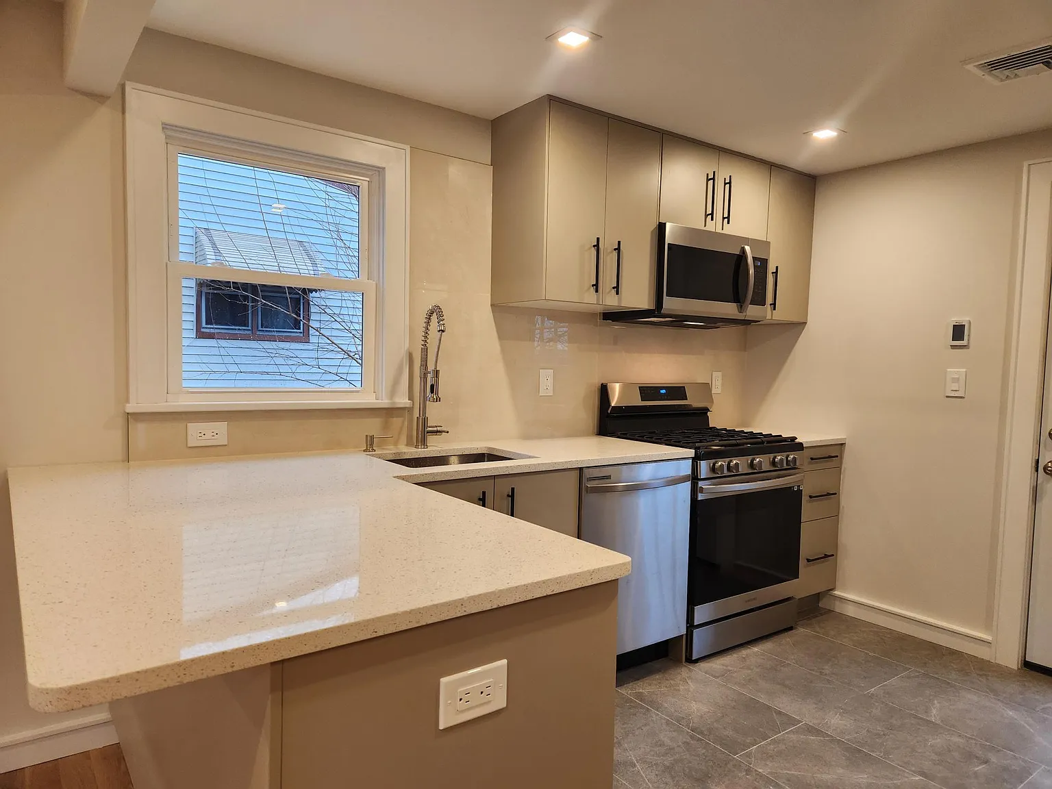 2 bed, $2,600 — Photo 1