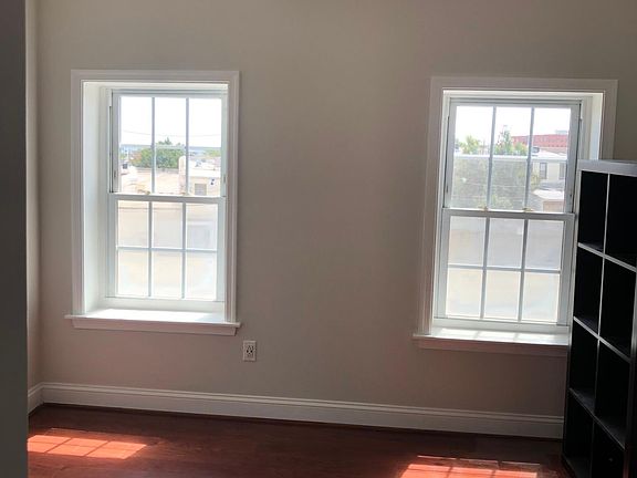 Third floor bedroom Great sunshine in the afternoon and view of the stadium