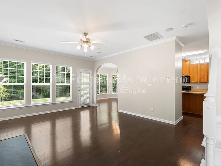 1141 Hammond Dr — Photo 4