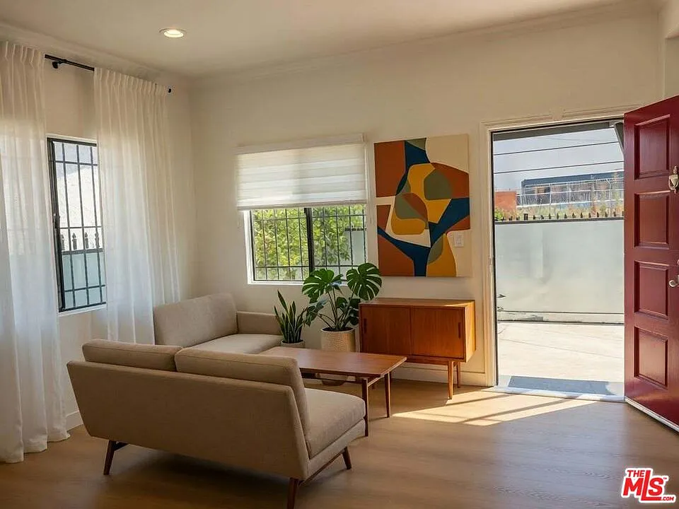 3 bed, 2.0 bath, 1800 sqft, $4,400 — Photo 2