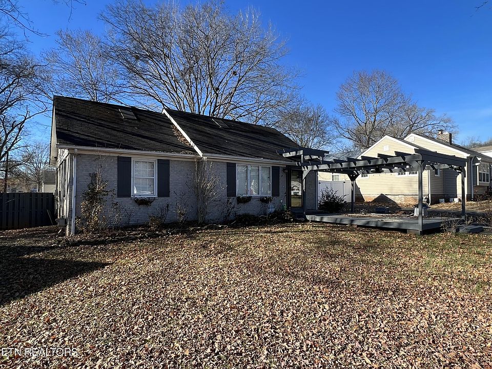 2nd image of 205 Rose Ave