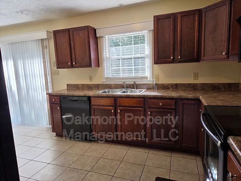 3 bed, 1.5 bath, 1550 sqft, $1,595 — Photo 3