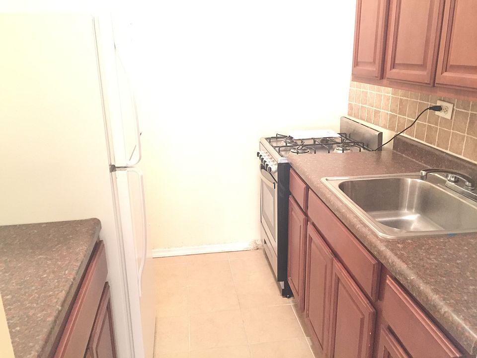 2nd image of 75 Hawthorne St APT 2A