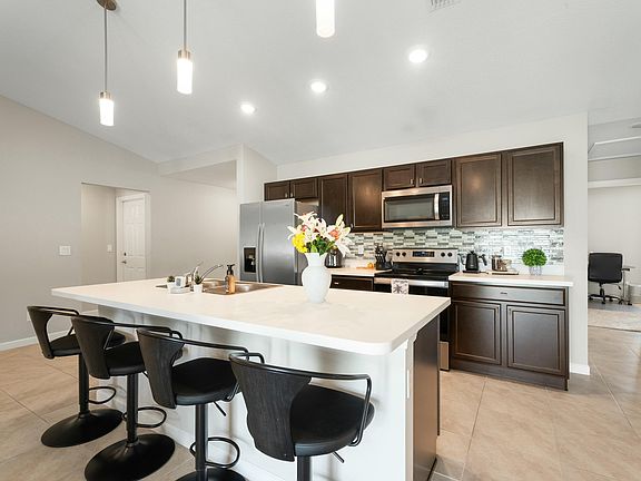 5th image of 837 SW Tulip Boulevard