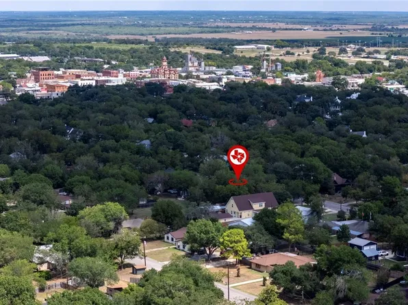 719 S Guadalupe St, Lockhart, TX 78644