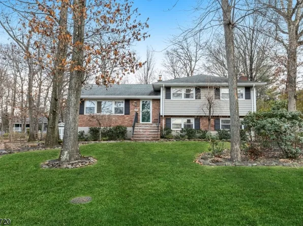 32 Hamilton Dr E, North Caldwell Boro, NJ 07006