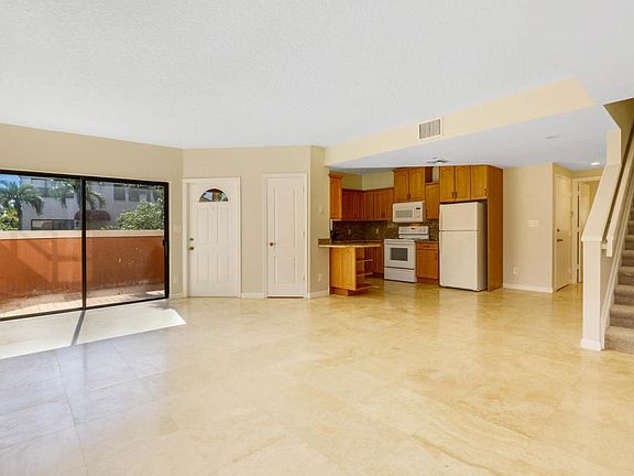 4th image of 36 Uno Lago Dr
