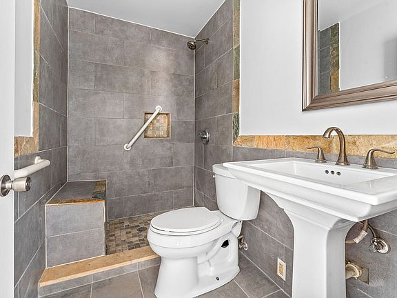 5th image of 504 E Brockton Ave