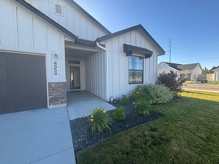 4858 N Elmstone Ave — Photo 5