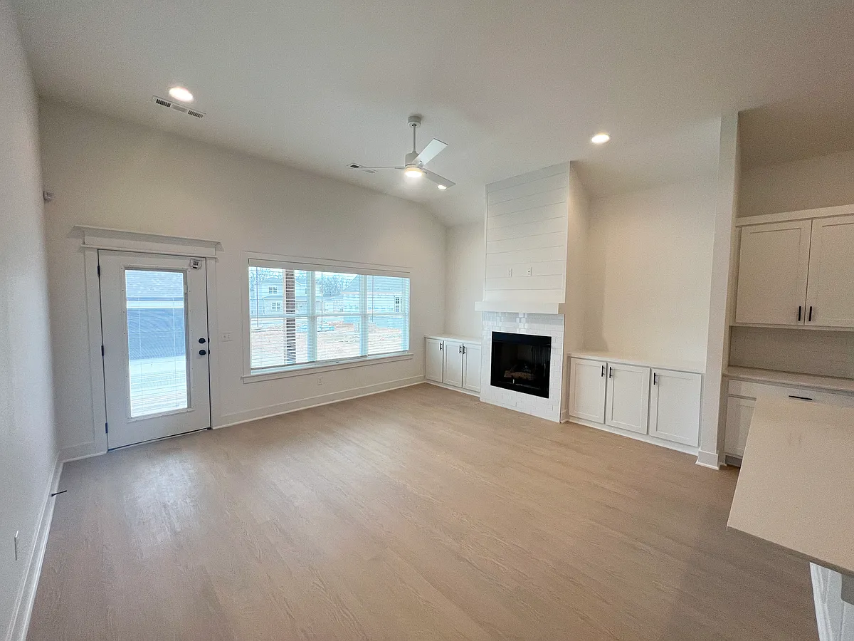 Building Photo - 6304 Luna Ln