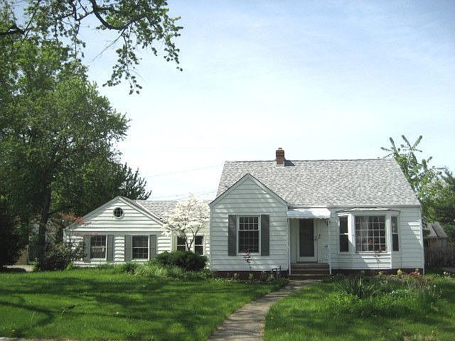 Remodeled 3 BR, 3B Cape Cod on double lot!