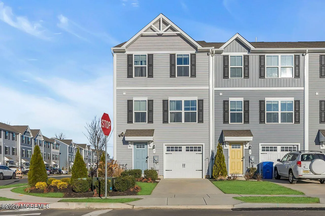 3 bed, 2.5 bath, 1620 sqft, $3,200 — Photo 1