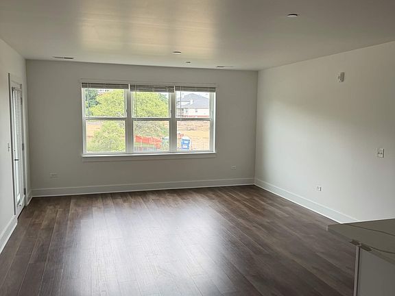 5th image of 9 Woodlake Blvd #313