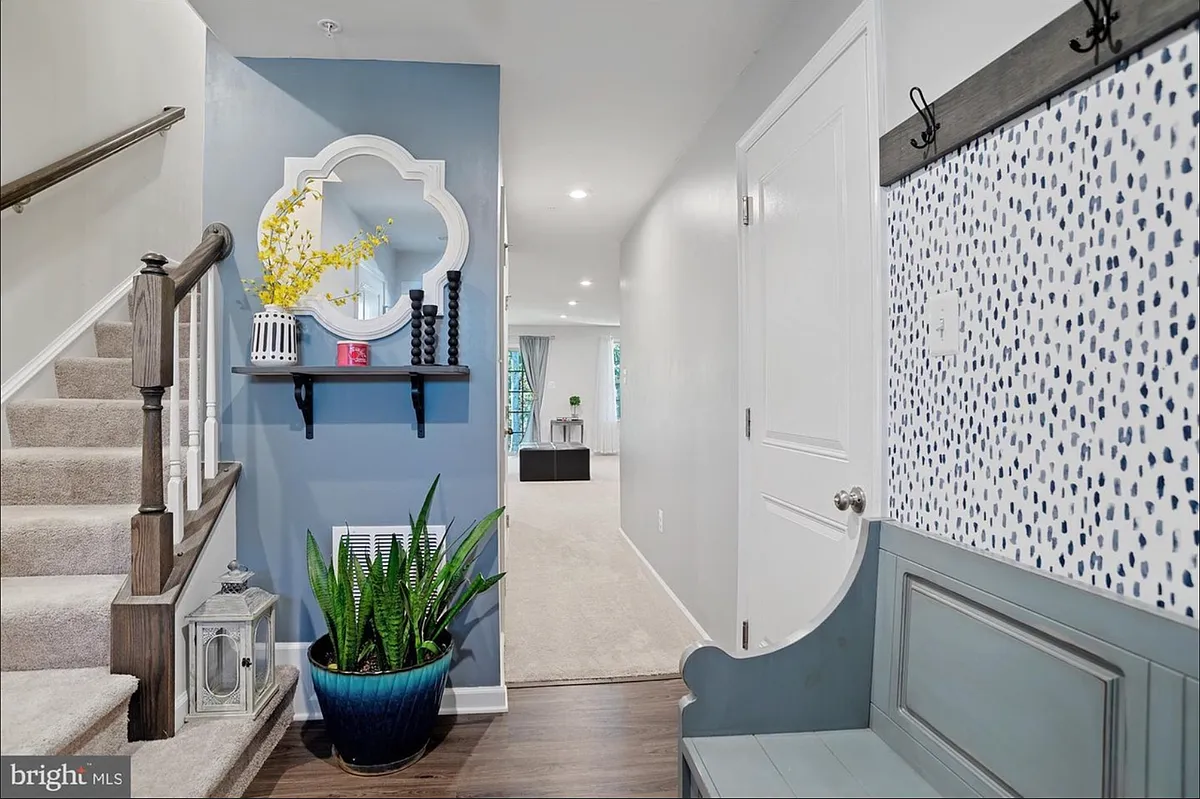 4 bed, 4.0 bath, 2700 sqft, $3,500 — Photo 3