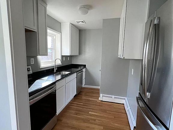 5th image of 10810 Maple St