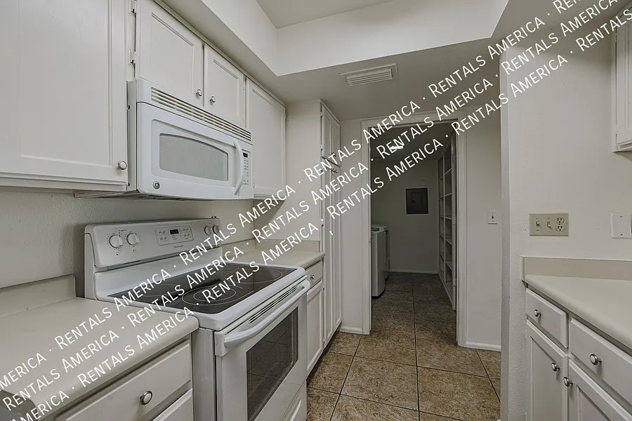 Mi Special! Cute 2 Bed 2 Bath Townhome In Tempe! This Is A Must See! — Photo 2
