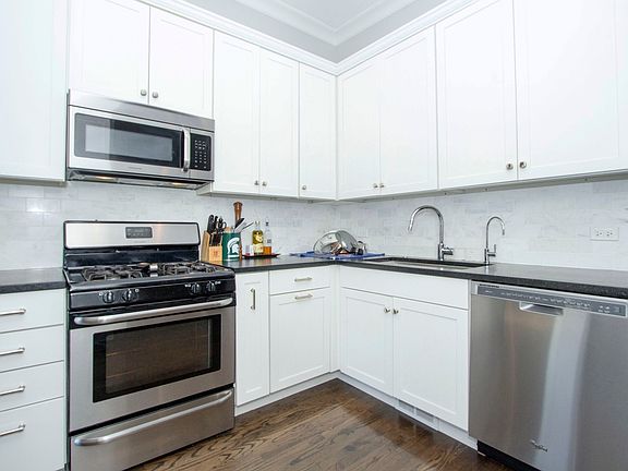 3rd image of 1041 W Oakdale Ave APT 1