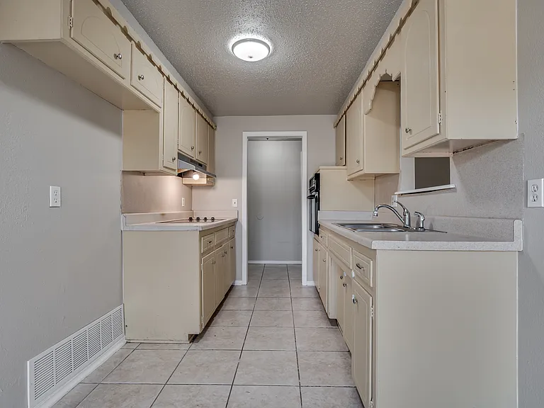 1525 McGregor Dr — Photo 2