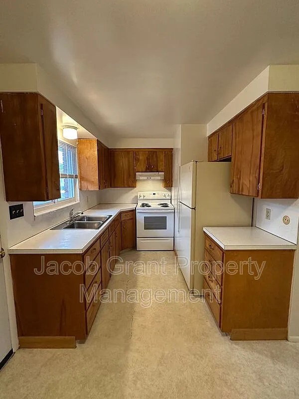 2 bed, 1.0 bath, $850 — Photo 2