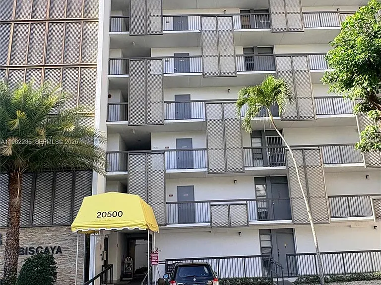 20500 W Country Club Dr #410 — Photo 2