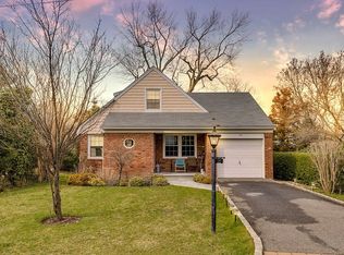 155 Manhasset Ave, Manhasset, NY 11030