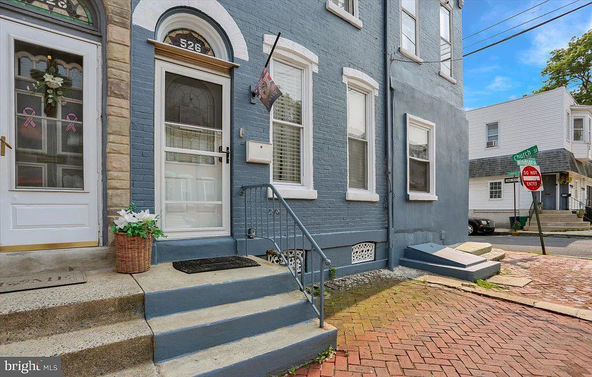 5 bed, 2400 sqft, $2,200 — Photo 2