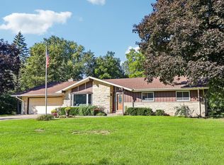1555 Valley Ridge Dr, Brookfield, WI 53005