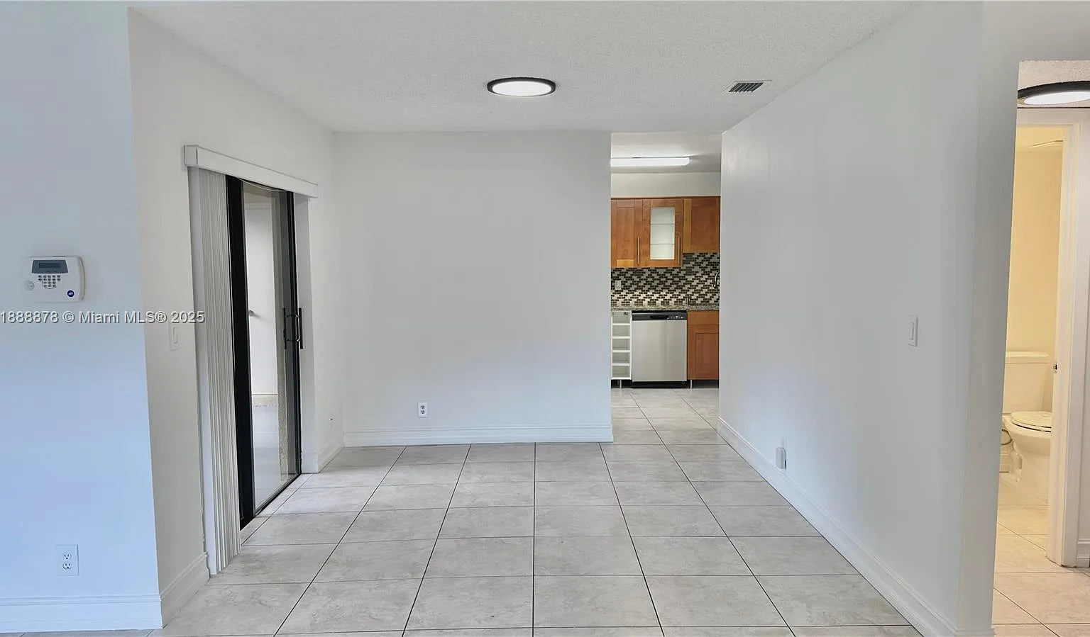 3 bed, 2.5 bath, 1400 sqft, $3,160 — Photo 3