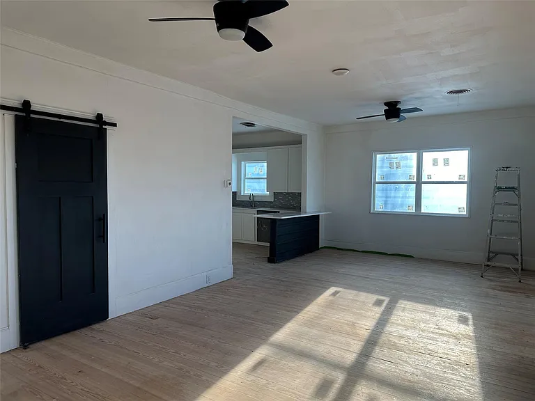 405 E College St — Photo 7