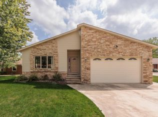 7793 McCreary Rd, Seven Hills, OH 44131