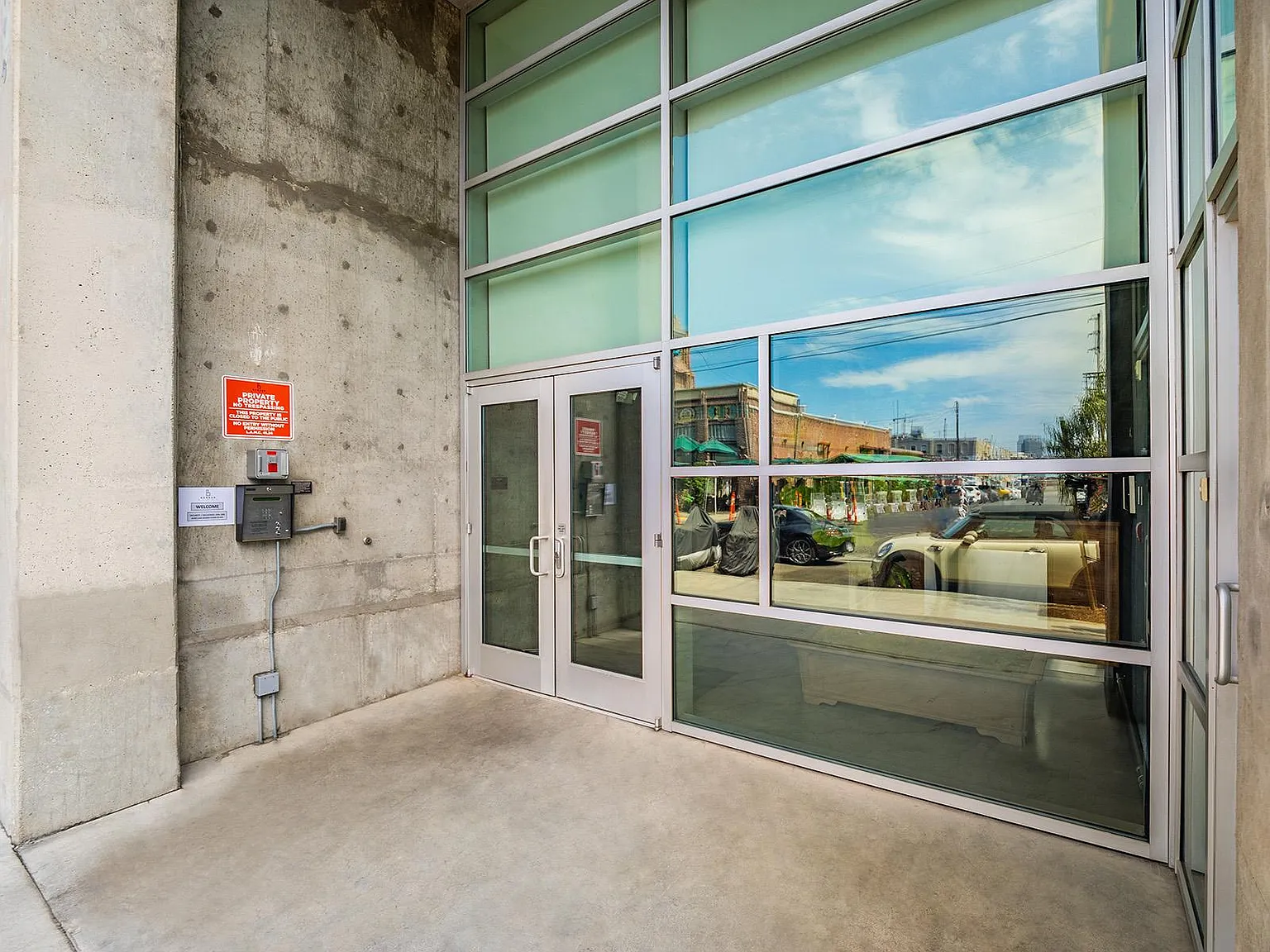 1 bed, 880 sqft, $3,300 — Photo 2