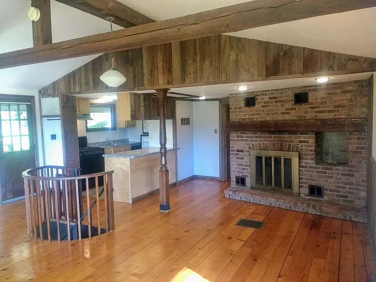 190 Goeltz Rd — Photo 8