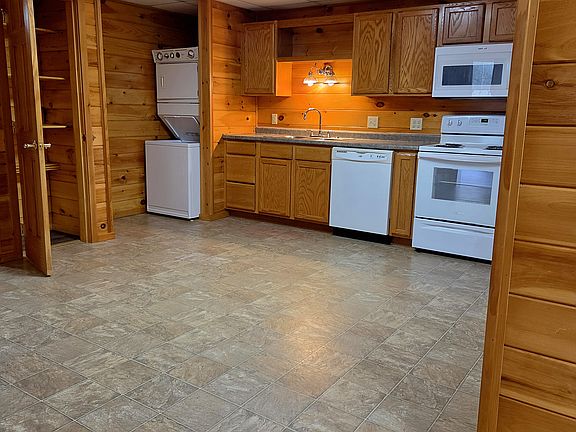 kitchen with pantry and w/d