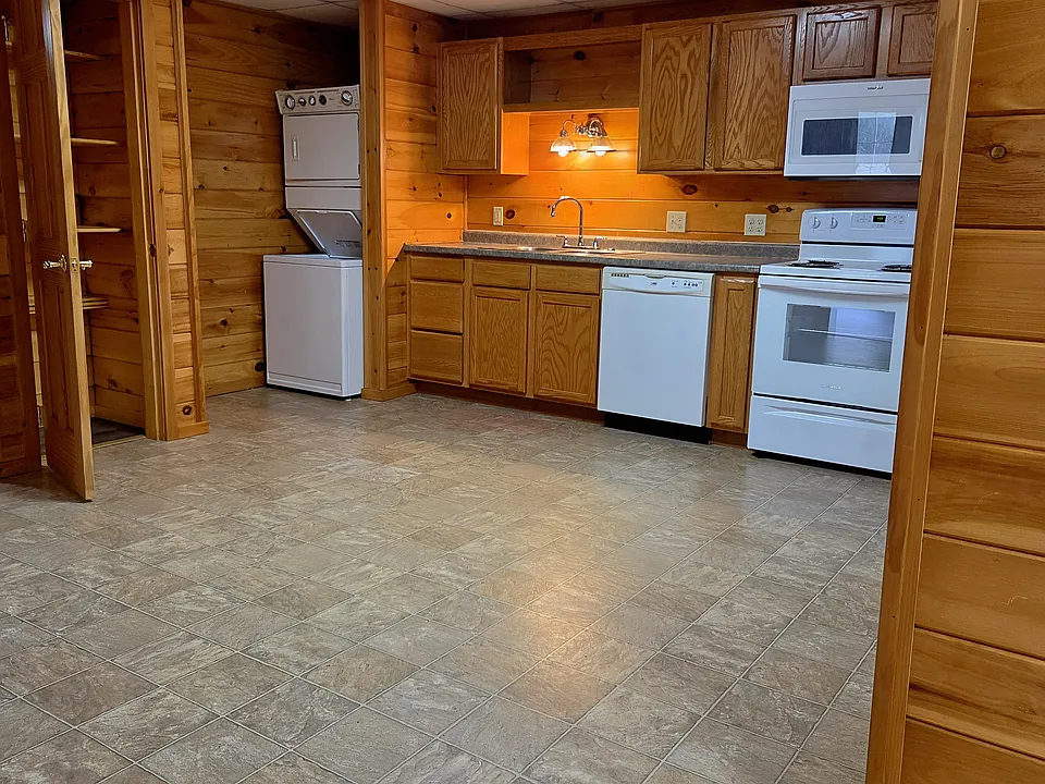 kitchen with pantry and w/d