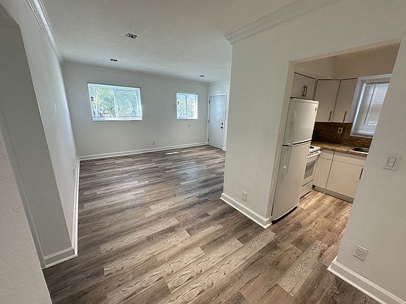 5th image of 1949 NE 172nd St #25