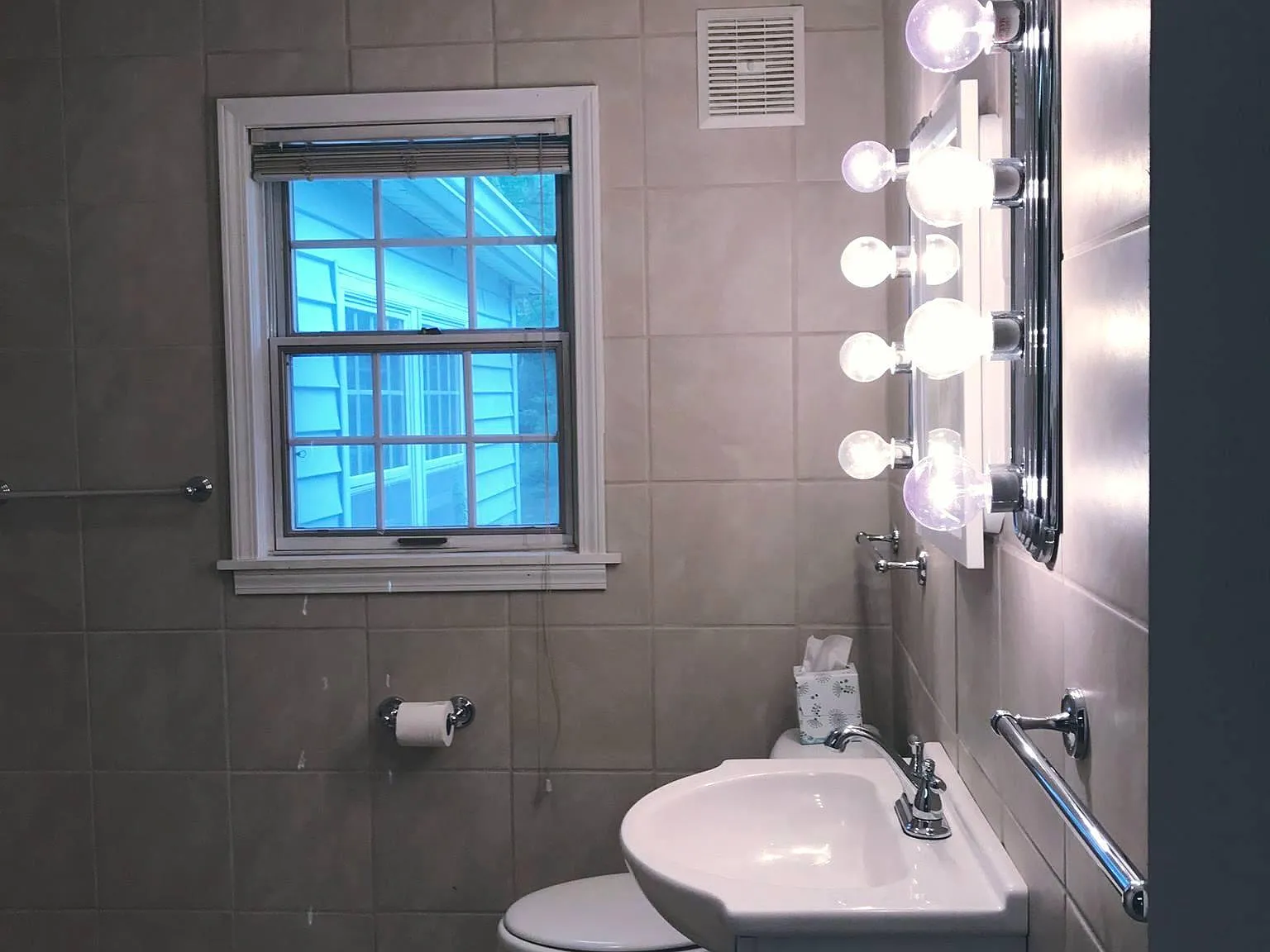 154 N Hillsdale Drive — Photo 3