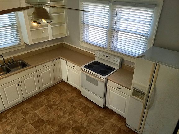 Large Country-style Kitchen